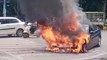 चलती BMW कार में लगी आग, ड्राइवर ने कूदकर बचाई जान, देखिए Video