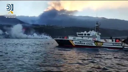 La Guardia Civil vigila desde el mar la llegada de la lava