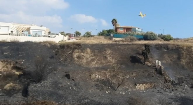 Porto Empedocle (AG) - Incendio di vegetazione minaccia abitazioni (29.09.21)