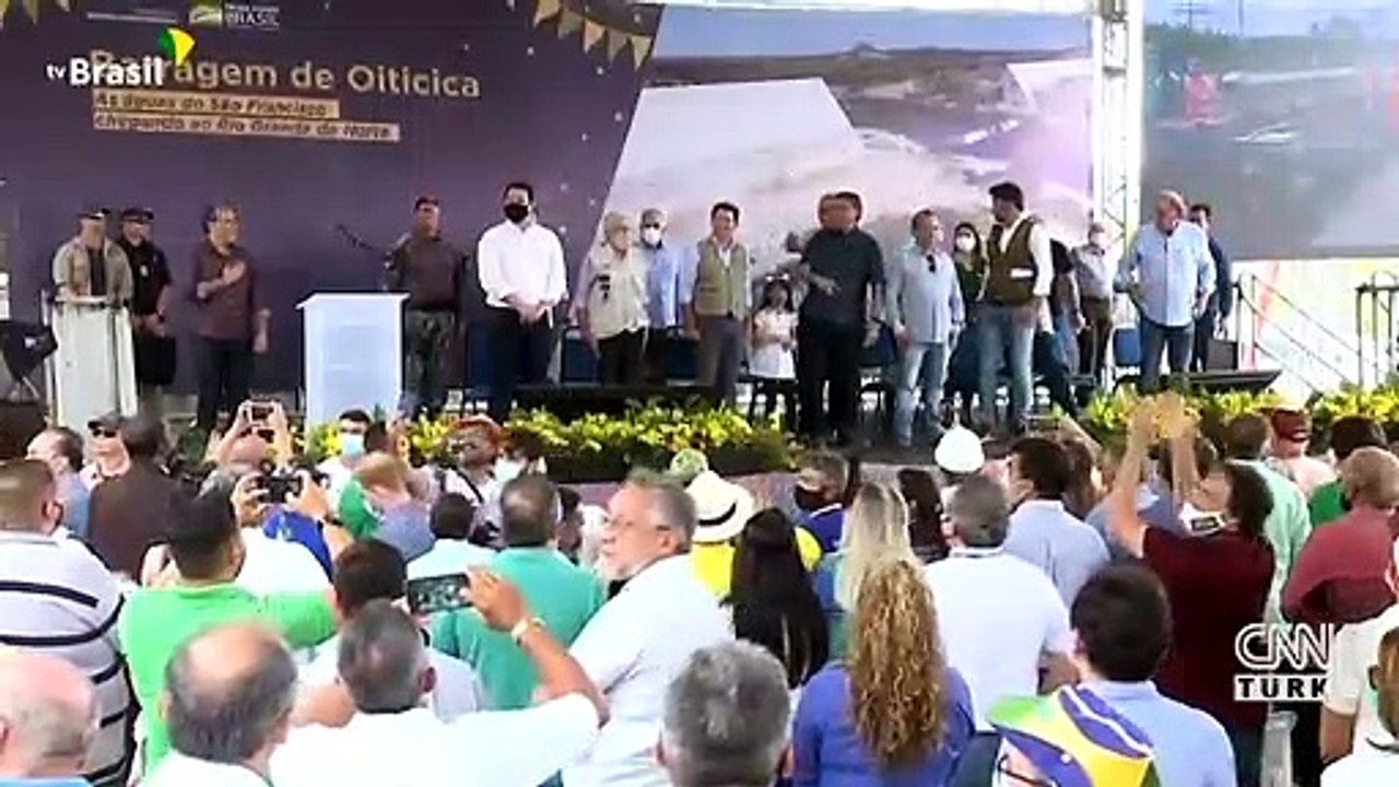 Aşı karşıtı Bolsonaro'nun eşi aşı oldu
