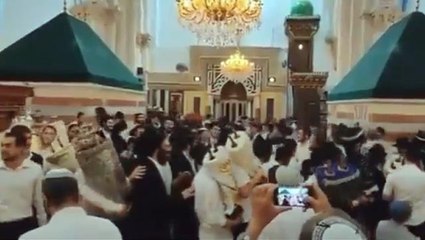 Yahudiler cami basıp dans etti, görüntüler sosyal medyada tepki çekti