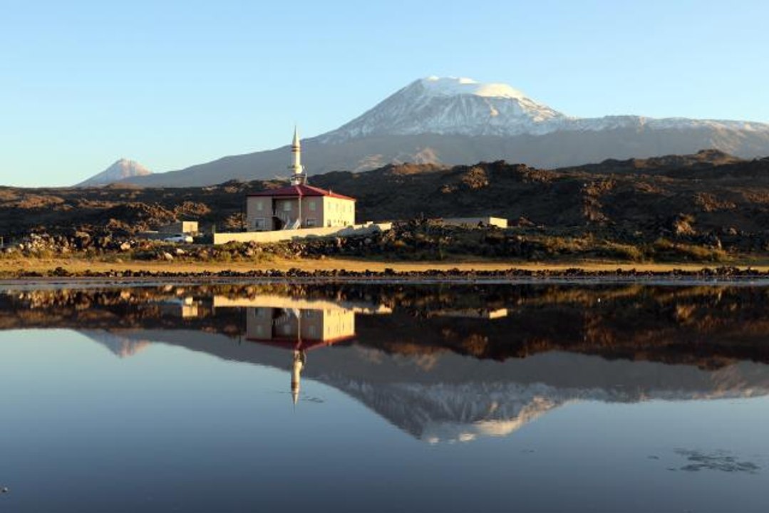 Ağrı Dağı'nın zirvesi yeniden karla kaplandı