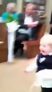 Menino das alianças perde as calças no caminho até ao altar