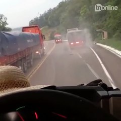 Vídeo flagra momento em que carreta tomba e explode em pista