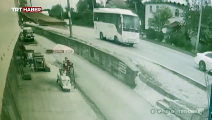 Tırla çarpışan yolcu otobüsü devrildi
