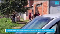 Conmoción en Los Hornos, un camión cargado con arena aplastó a un vecino