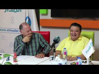موقف هيموتك من الضحك من الممثل الكوميدي محمد ثروت في كواليس العرض ... "الطاقية مش شغالة ولا إيه"