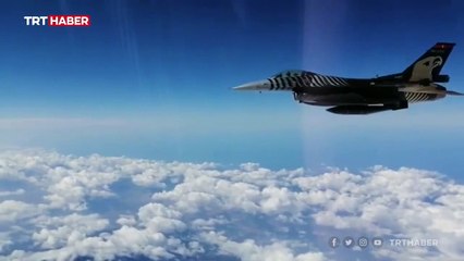 SOLOTÜRK Etna Yanardağı üzerinde uçtu