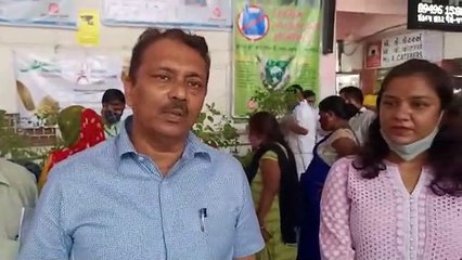 Gujarat: रेलवे स्टेशन पर यात्रियों व रेलकर्मियों को पौधों का वितरण
