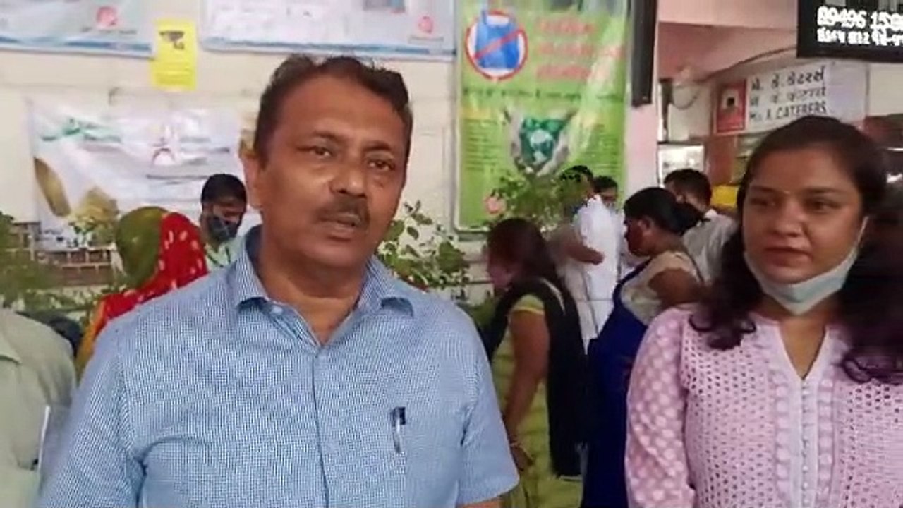 Gujarat: रेलवे स्टेशन पर यात्रियों व रेलकर्मियो...