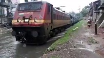 Rien n'arrete ce train qui avance dans les inondations