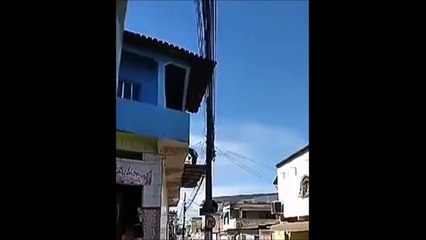 Cet ouvrier attache son cable de sécurité à un fil electrique...