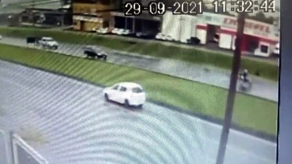 Câmera flagra colisão na BR-277 que deixou motociclista com lesão grave
