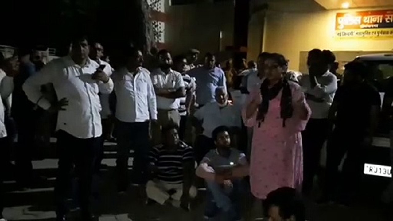 गिरफ्तारी पर भड़के वकीलों ने थाने को घेरा, एसपी से वार्ता में बनी सहमति
