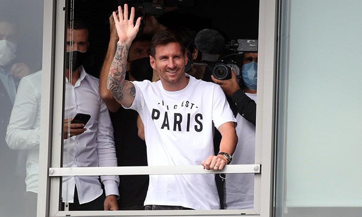 جماهير باريس سان جيرمان تستقبل ميسي بحفاوة لدى وصوله إلى باريس