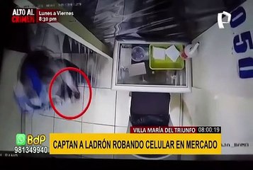 Sujeto roba celular en baño de mujeres en un mercado