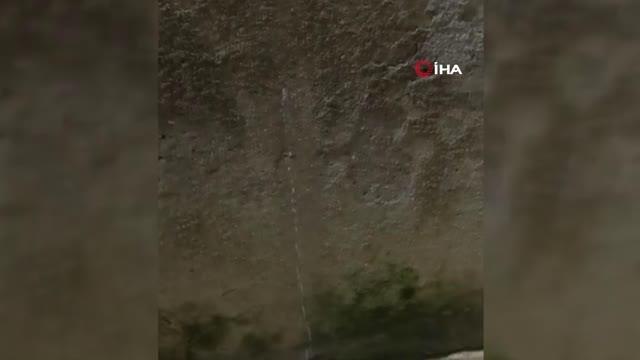 Kanalizasyondan sızan pis su bodrum kattaki eve bastı