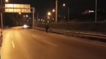 Akan trafikte yolun ortasında yürüdü