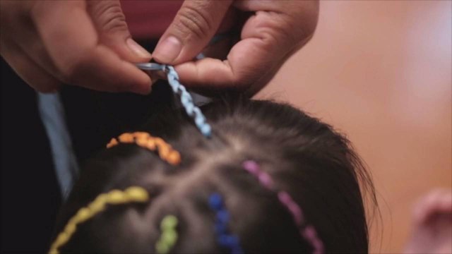 Single Tennessee Mom Helps Other Struggling Parents by Braiding Kids’ Hair for Free