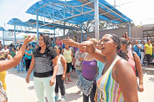 Familiares de reos intentan retirar cadáveres de “La Peni”