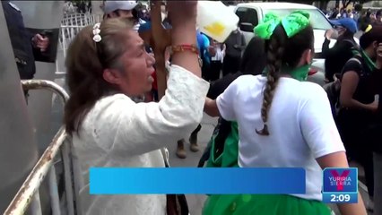 Mujer rocía agua bendita a manifestantes proaborto en Toluca
