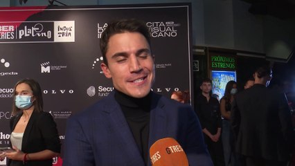 La felicidad de Álex González y María Pedraza en su primer acto como pareja