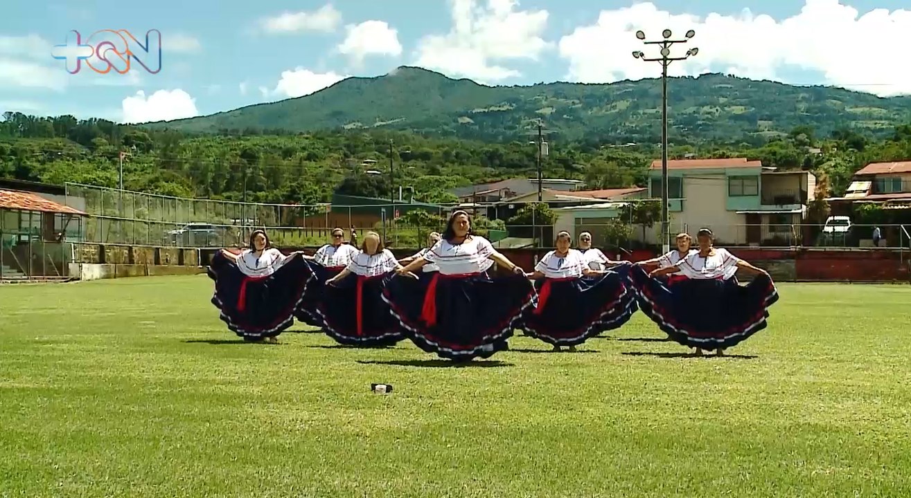 mqn-Abuelitas cumplen el sueño de bailar con trajes típicos-290921