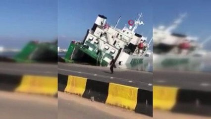 Cezayir'de limanda demirli olan gemi yan yattı