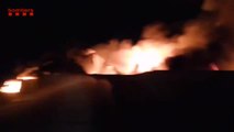 Un incendio arrasa dos naves industriales en Vilamalla (Girona)