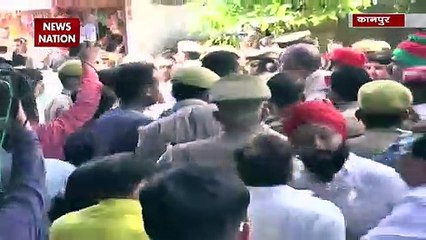 Kanpur Police से बुरी तरह भिड़े SP कार्यकर्ता, सामने आया वीडियो