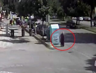 Maaşını çekip yolun karşısına geçerken hafif ticari aracın çarptığı emekli öldü