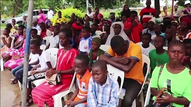 Le Ministre Roger Adom fait don de 1000 kits scolaires à Abengourou