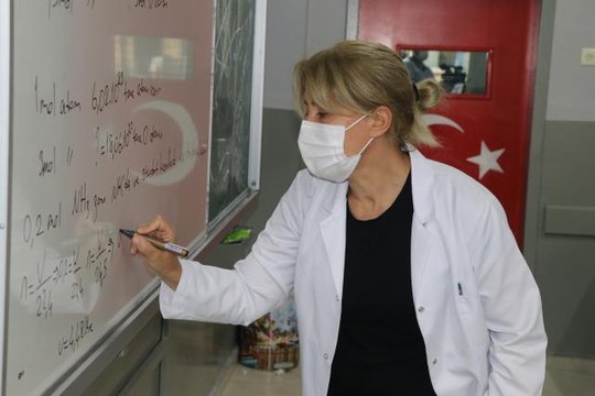 Öğrencilerin salgın dönemindeki eğitim açığını gönüllü öğretmenler telafi ediyor