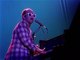 Elton John chante "Rocket Man" en live