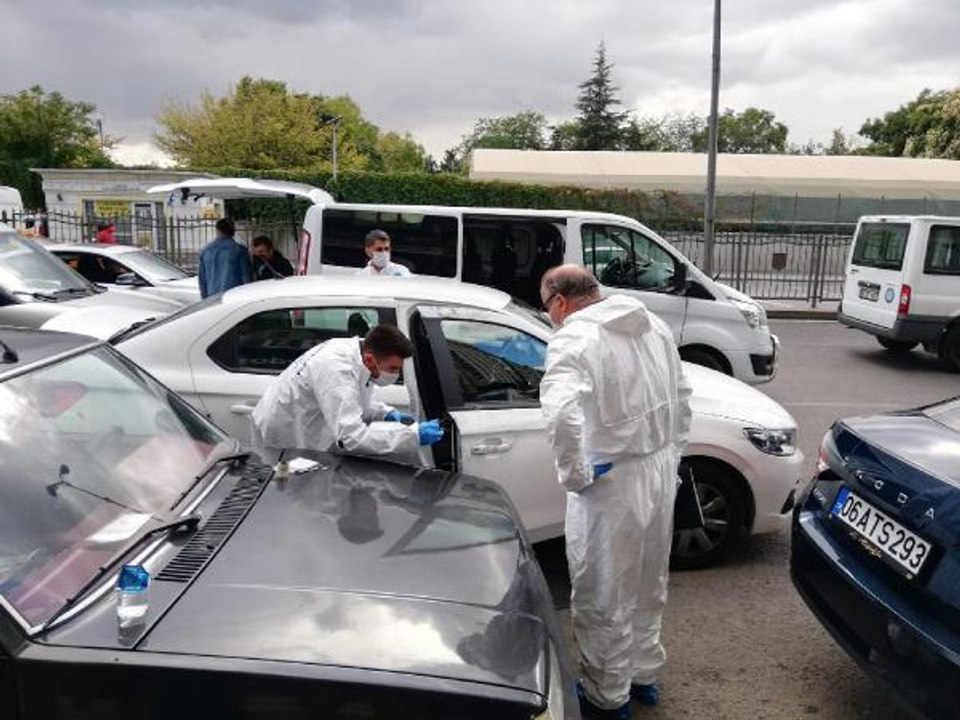 Otomobilde tabancayla öldürülmüş olarak bulundu; arkadaşı vurmuş