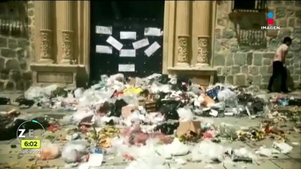 Comerciantes tiran basura en la entrada del Palacio Municipal de Oaxaca