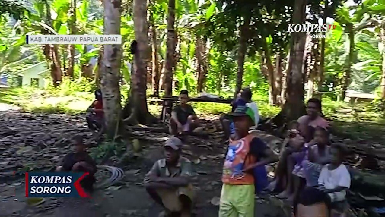Demi Pengamanan Pemilihan Kepala Kampung Personil Polres Sorong Sebrangi Sungai Gunakan Tali