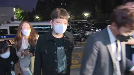 '무면허 운전·경찰 폭행' 장제원 아들 경찰 출석...취재진 질문에 '묵묵부답' / YTN