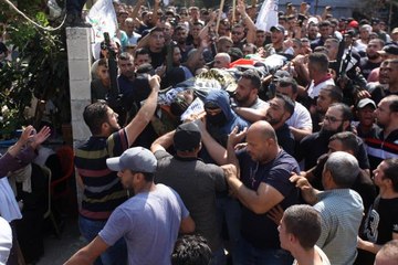 Son dakika haber... İsrail askerlerince öldürülen Filistinli genç, binlerce kişi tarafından son yolculuğuna uğurlandı