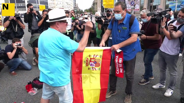 Cremen una bandera espanyola a la manifestació contra Felip VI a Barcelona