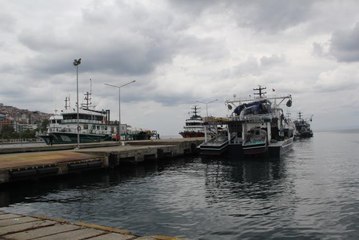 Karadenizli balıkçılar kötü hava koşulları yüzünden Sinop limanına sığındı