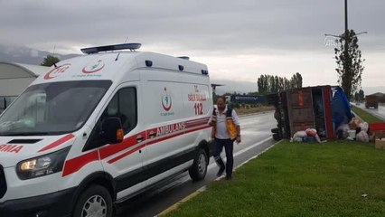Ev eşyası taşıyan kamyon yan yattı