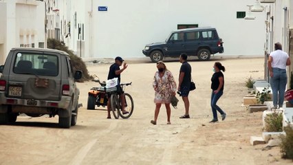 Belén Esteban y un amigo salen a pasear por las playas de La Graciosa