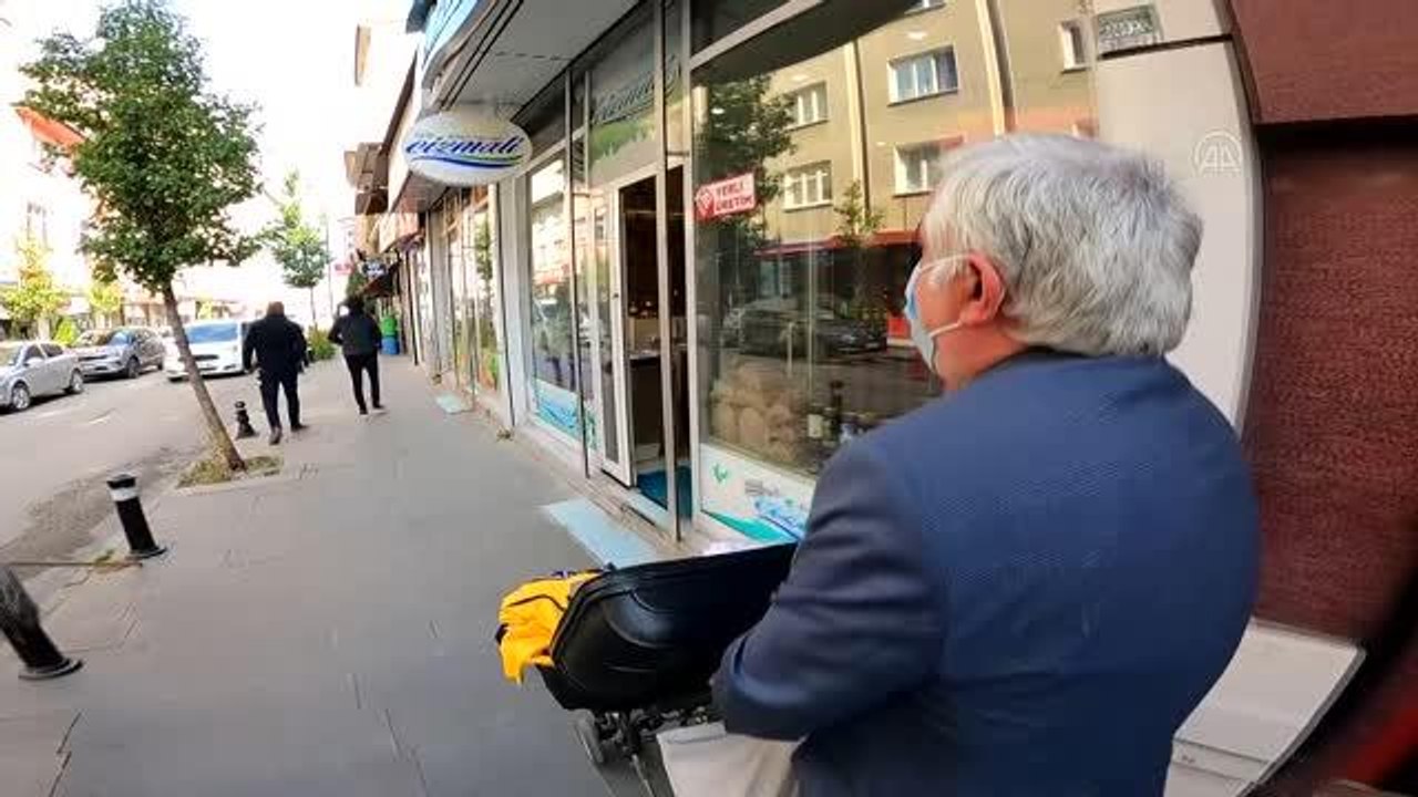 Erzurumlu seyyar satıcının "Şener Şen" tiplemesi vatandaşı güldürüyor