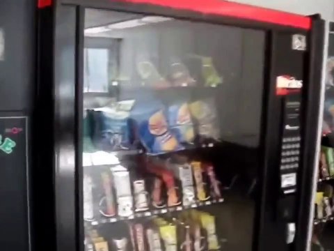 Une façon extrême de prendre un paquet de chips au distributeur...