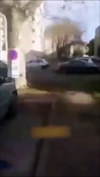 Des policiers foncent sur la voiture d'un fuyard pour le stopper dans une cité (France)