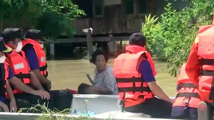 สุพรรณบุรี ผู้ว่าล่องเรือตรวจสภาพน้ำท่วมสองฝั่งแม่น้ำท่าจีน(คลิป)
