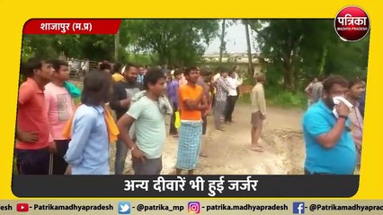 VIDEO STORY : अचानक गिरी वेयर हाउस की छत, वहीं मौजूद थे लोग