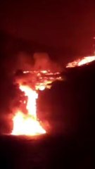 La lava del volcán de La Palma llega al mar 