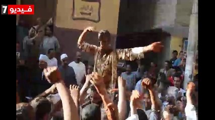 مش هتصدق اللى بيحصل".. طقوس غريبة للعريس ليلة الحنة فى إسنا بالأقصر